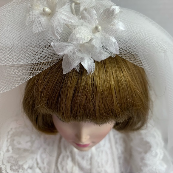 Danbury Mint Porcelain Bride Doll with Stand Gloria Vanderbilt - Picture 5 of 16